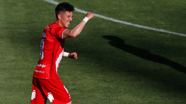 Pablo Parra le propinó un tempranero golpe a Colo Colo y adelantó a Curicó Unido