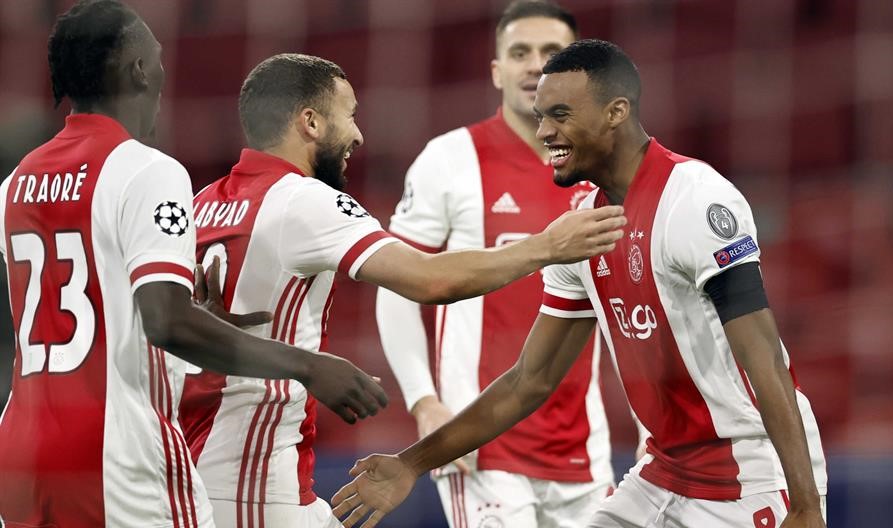 Ajax marcó tres golazos para vencer al eliminado Midtjylland en la Champions