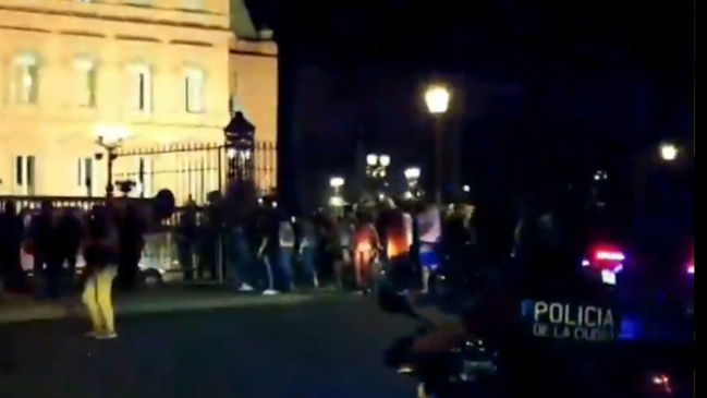 El cuerpo de Diego Maradona fue recibido entre aplausos de los hinchas en la Casa Rosada