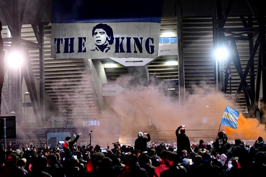 Hinchas de Napoli se reunieron en San Paolo para tributar a Maradona