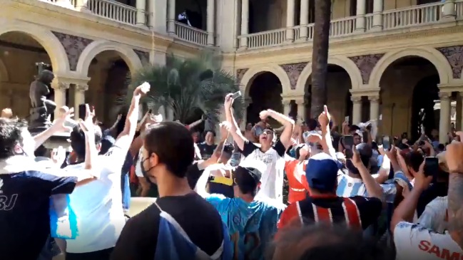 Fanáticos de Maradona desbordaron el ingreso a la Casa Rosada