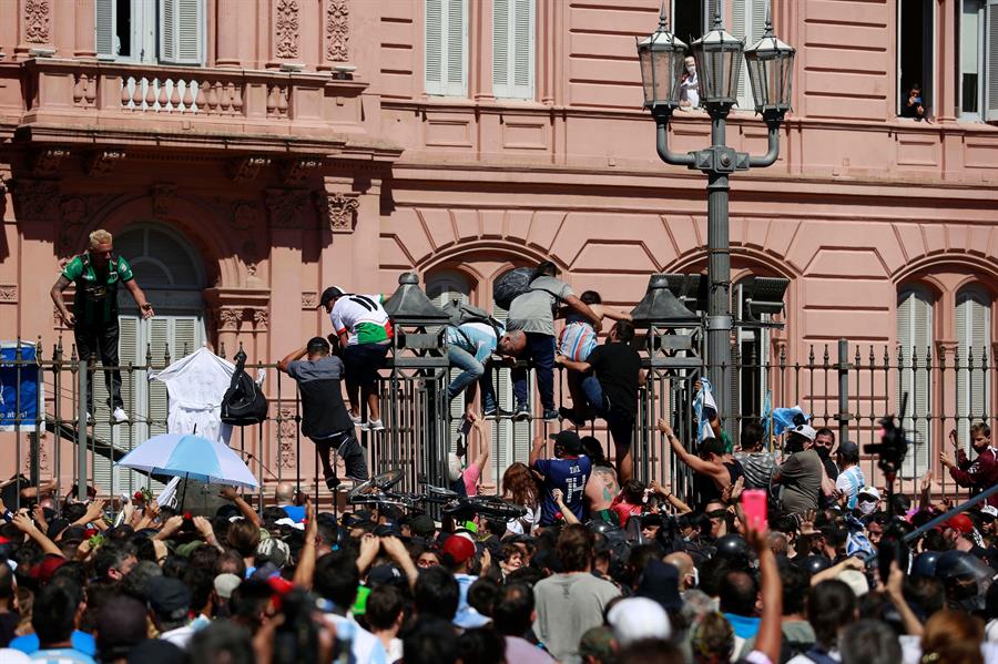 El descontrol de los hinchas tras el cierre de la Casa Rosada en el velorio de Diego Maradona