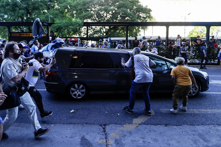 La emotiva caravana con la que los hinchas despidieron a Diego Maradona