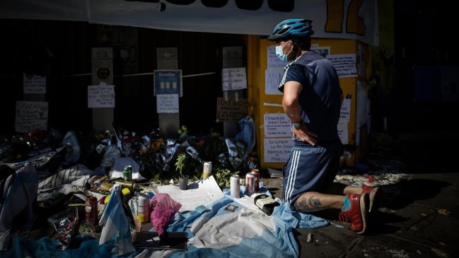 “Gracias Diego, te amamos”: Hinchas crearon un altar a Maradona afuera de La Bombonera