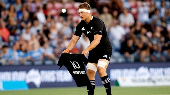 All Blacks dedicaron su tradicional haka a Maradona con una camiseta en su honor