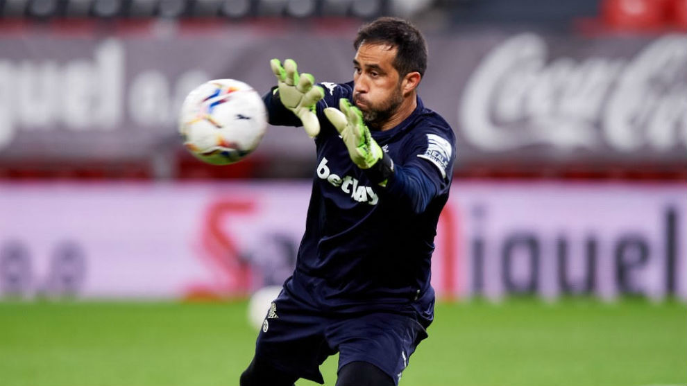 Manuel Pellegrini anunció la baja de Claudio Bravo para los próximos partidos de Betis