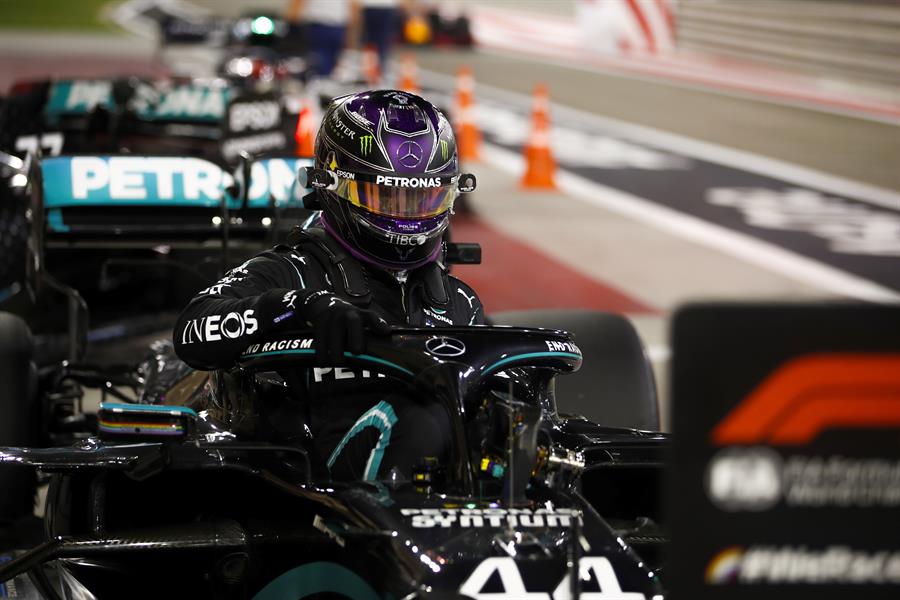 Lewis Hamilton elevó a 98 su récord histórico de ‘poles’ en Bahrein