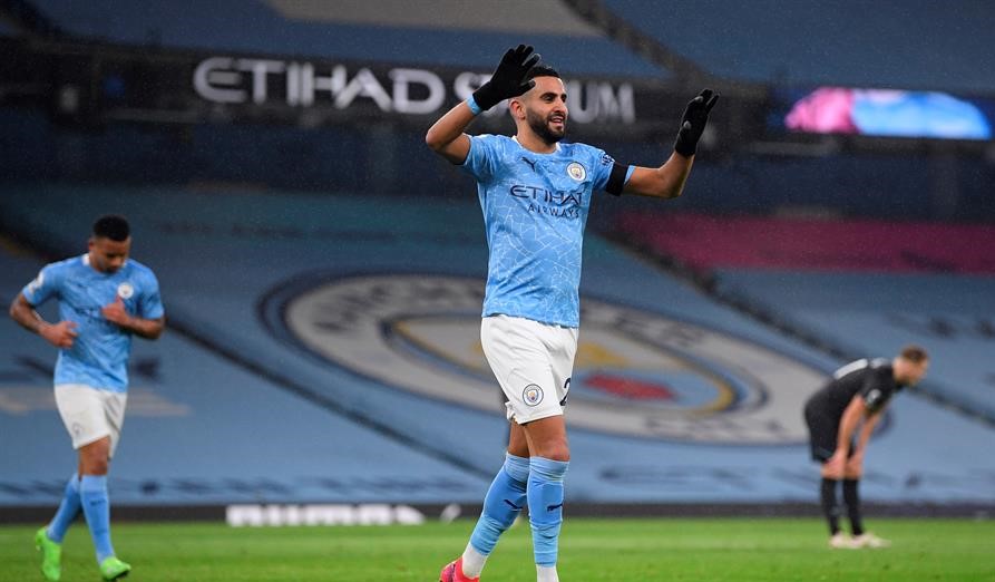 Manchester City aplastó a Burnley con triplete de Riyad Mahrez y escaló en la Premier