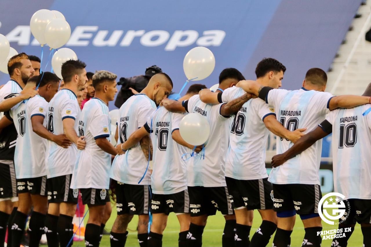 Conmovedor: Jugadores de Gimnasia y Esgrima se emocionaron en homenaje a Maradona