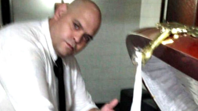 Funebrero que se fotografió con el cuerpo de Diego Maradona se entregó a la policía argentina