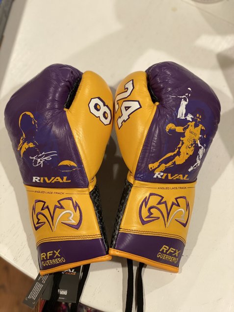 Roy Jones utilizó guantes en honor a Kobe Bryant en su combate frente a Mike Tyson