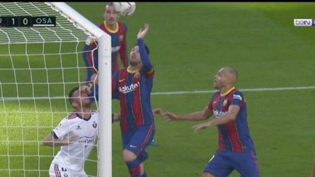 ¿Homenaje a Diego Maradona? Lionel Messi intentó hacer un gol con la mano en Barcelona