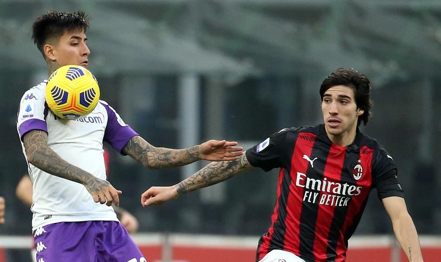Erick Pulgar jugó en derrota de Fiorentina ante un AC Milan que consolidó su liderato en Italia