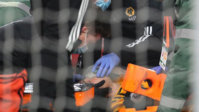 El feroz cabezazo que se dieron Raúl Jiménez y David Luiz en duelo entre Arsenal y Wolves