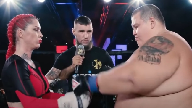 El polémico combate de MMA entre un youtuber de 240 kilos y una peleadora profesional
