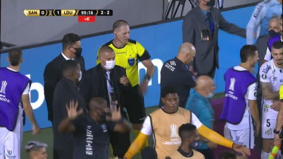 Terminó en escándalo: Santos avanzó en la Copa Libertadores pese a derrota, una pelea y un interminable VAR