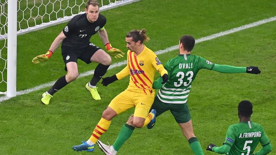 Antoine Griezmann deslumbró con golazo de taco en victoria de Barcelona sobre Ferencvaros