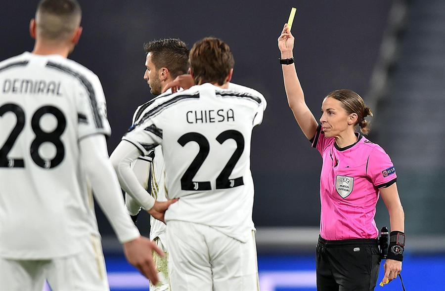 Stéphanie Frappart hizo historia al convertirse en la primera mujer en arbitrar un partido de Champions