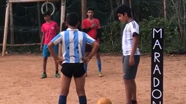 Niño indio dio la vuelta al mundo con su homenaje al “gol imposible” de Diego Maradona