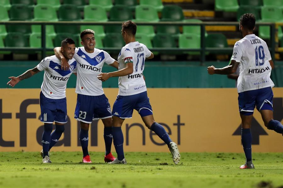 Desligan a Centurión y acusan a otros siete jugadores de Vélez de abuso sexual