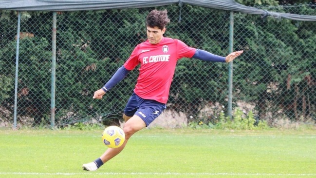 Luis Rojas nuevamente se quedó en la banca en dura goleada que sufrió Crotone ante Napoli