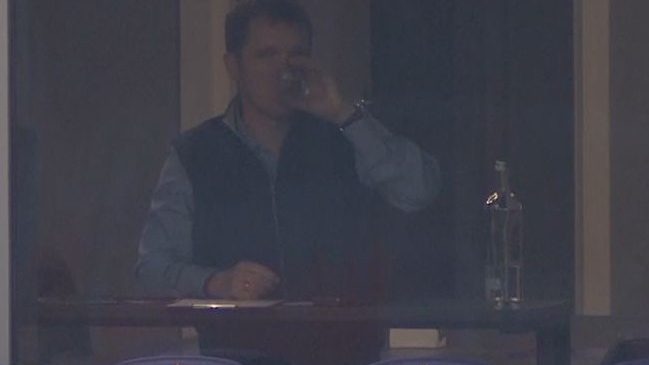 Entrenador de CSKA Moscú se hizo viral por “misterioso brebaje” que bebió durante un partido