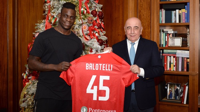 Mario Balotelli fue presentado este lunes como nuevo refuerzo de Monza de la Serie B