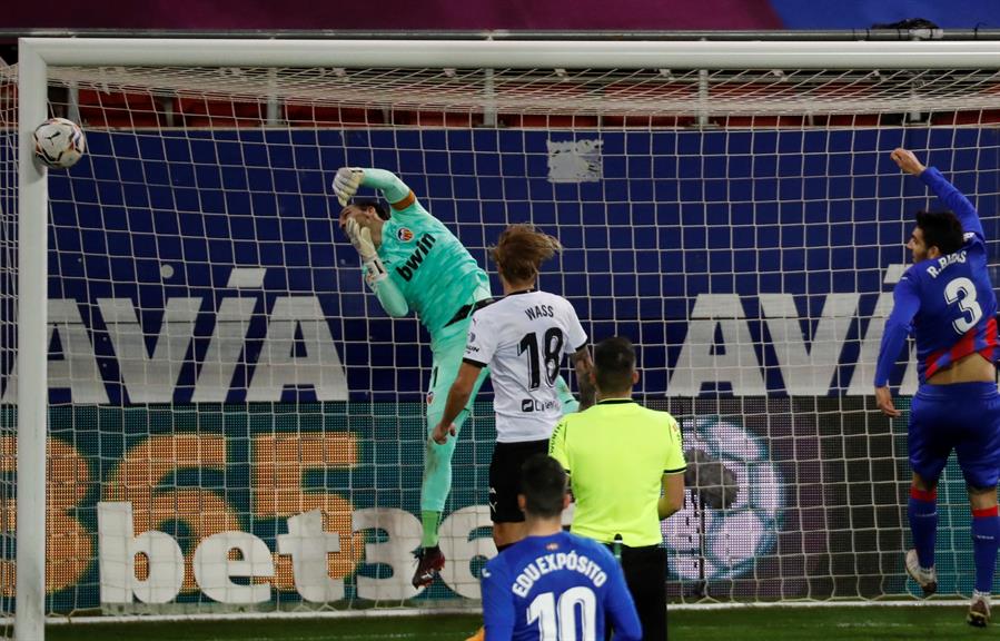 Eibar y Valencia protagonizaron un deslucido empate por la fecha 12 en España