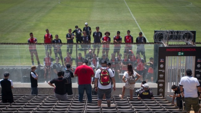 Socios e hinchas arengaron a Colo Colo en la previa del crucial partido ante La Serena