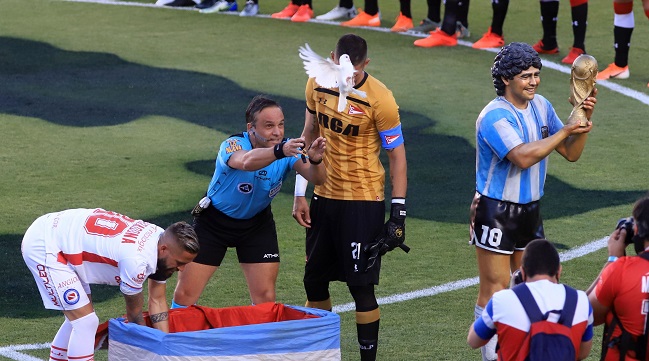 El blooper que empañó el homenaje a Maradona previo al choque de Argentinos con Estudiantes