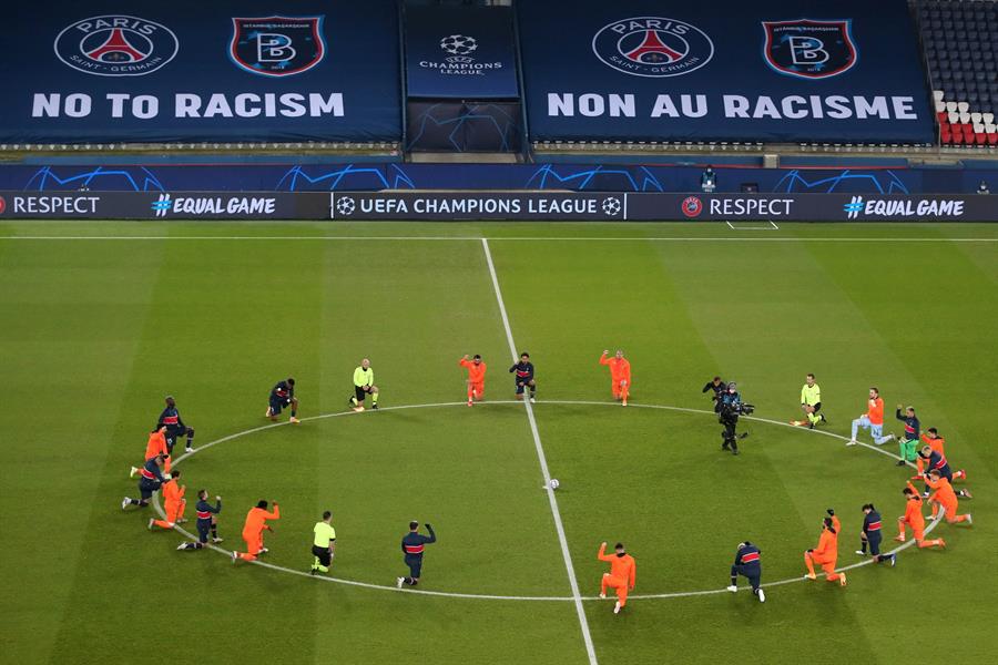 Jugadores de PSG y Basaksehir se unieron contra el racismo antes de reanudar su duelo por Champions