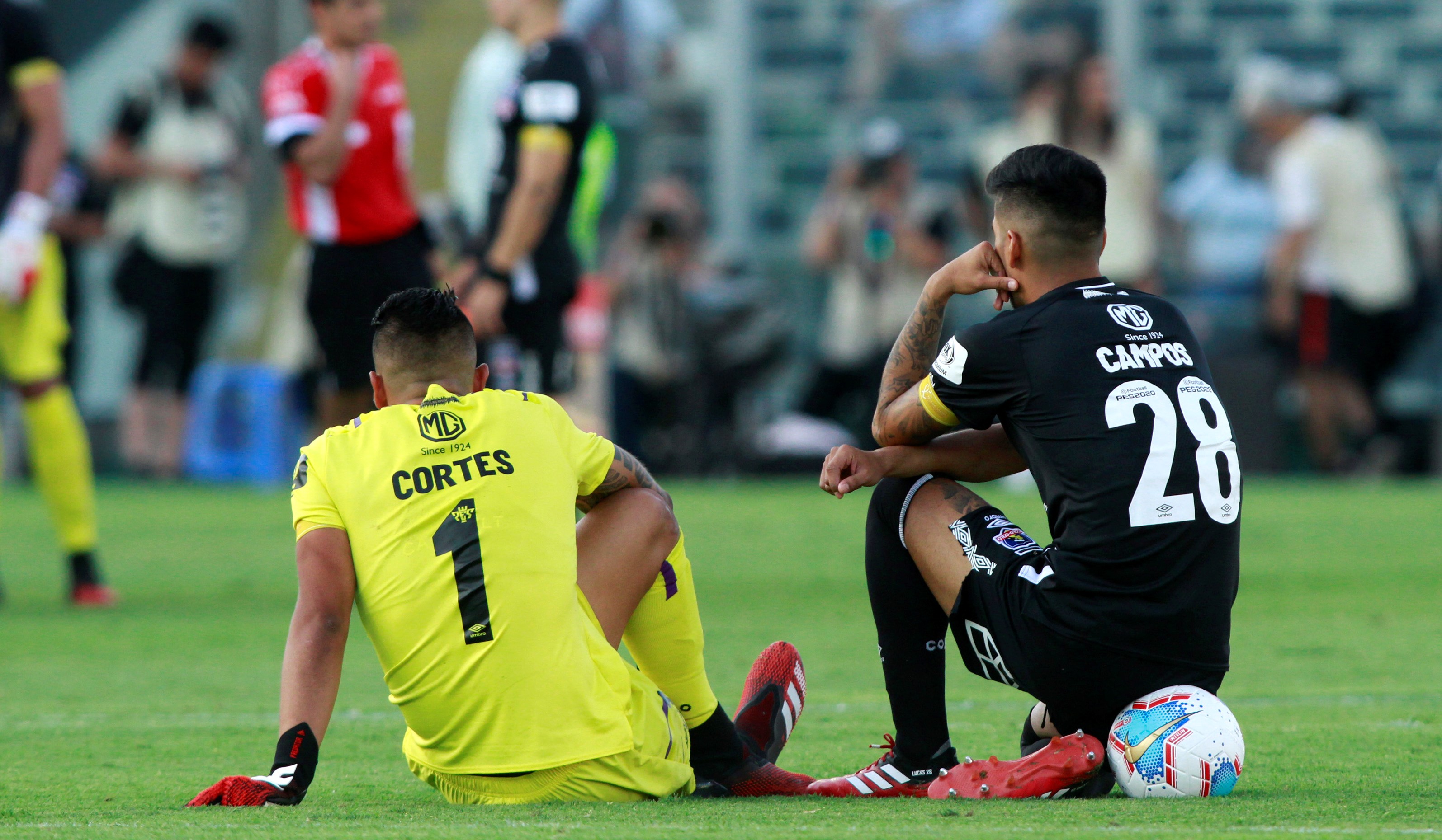 Barristas “apretaron” a jugadores de Colo Colo por el crítico momento del club