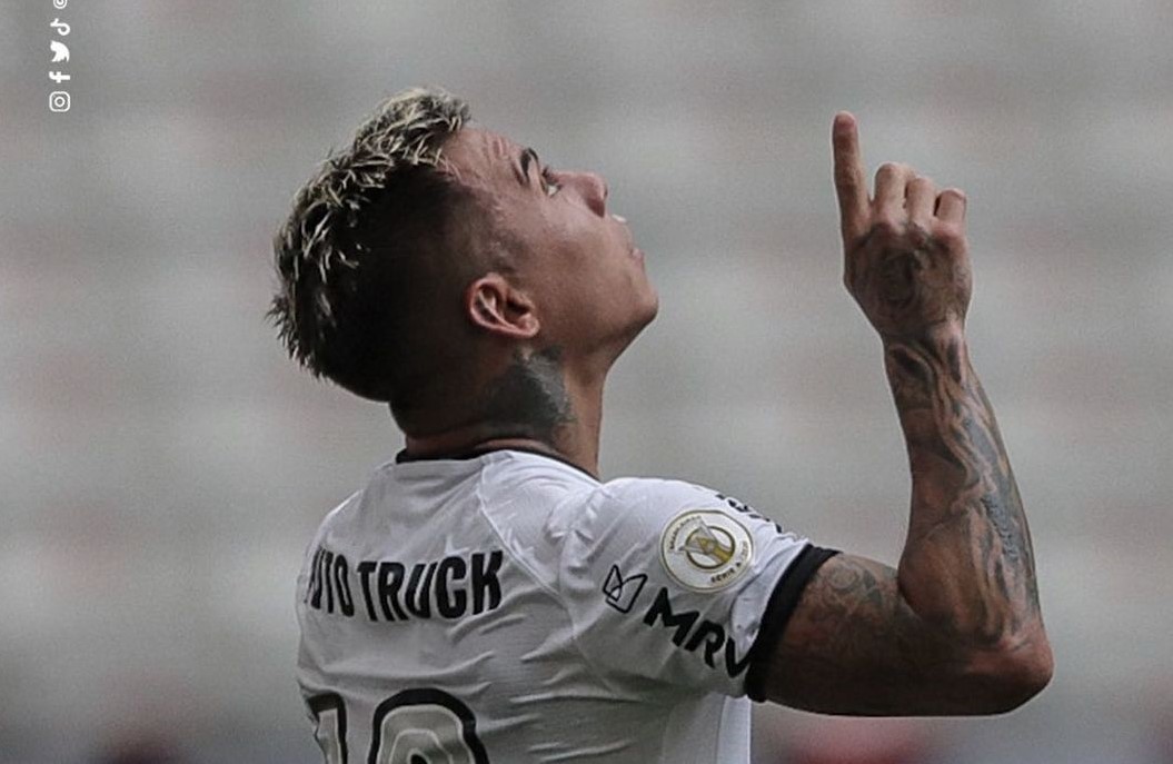 Atlético Mineiro ganó con golazo de Eduardo Vargas y sigue como escolta en el Brasileirao