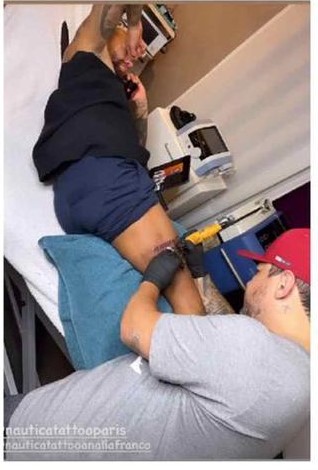 Neymar se hizo un impresionante tatuaje de Gokú en la espalda