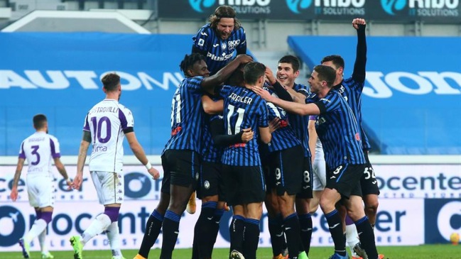 Erick Pulgar fue titular en dura caída de Fiorentina contra Atalanta en la Serie A