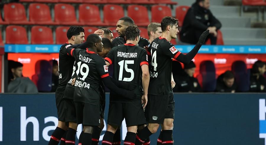 Bayer Leverkusen de Charles Aránguiz goleó a Hoffenheim y tomó el liderato en Alemania