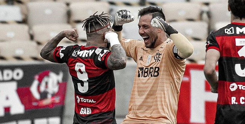 Flamengo de Mauricio Isla aplastó a Santos y sigue en alza en el Brasileirao