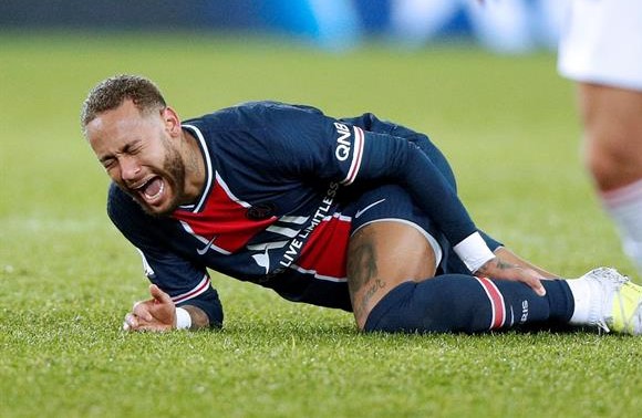 Neymar salió lesionado y entre lágrimas en derrota de PSG ante Olympique de Lyon