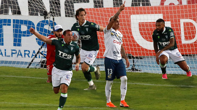 Sebastián Ubilla aprovechó las dificultades de Johnny Herrera e igualó el marcador ante Everton