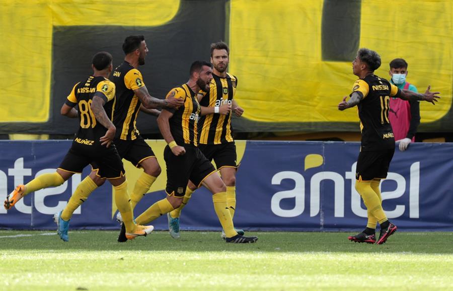 Peñarol sufrió para quedarse con el clásico ante Nacional en el Campeón del Siglo