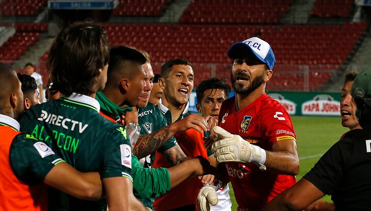 La explicación de Francisco Alarcón tras provocar el enojo de Johnny Herrera en el clásico porteño