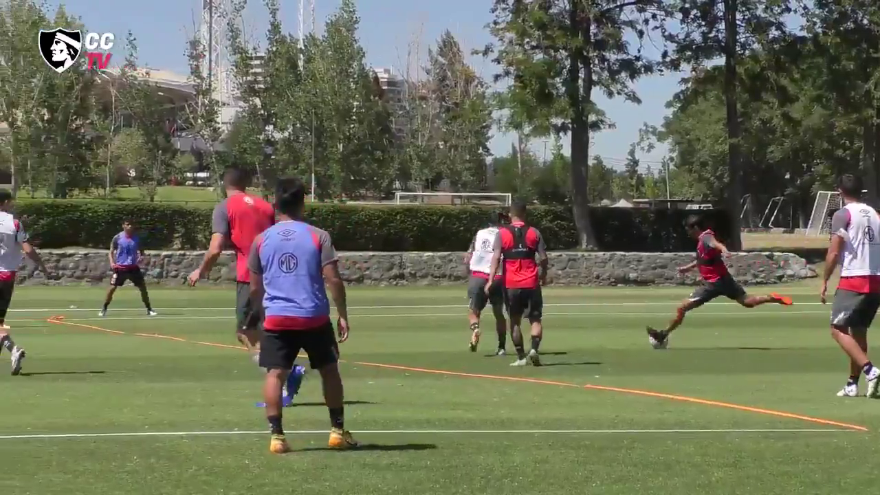 ¡Pero qué golazo! Matías Fernández sorprendió con su potente diestra en la práctica de Colo Colo