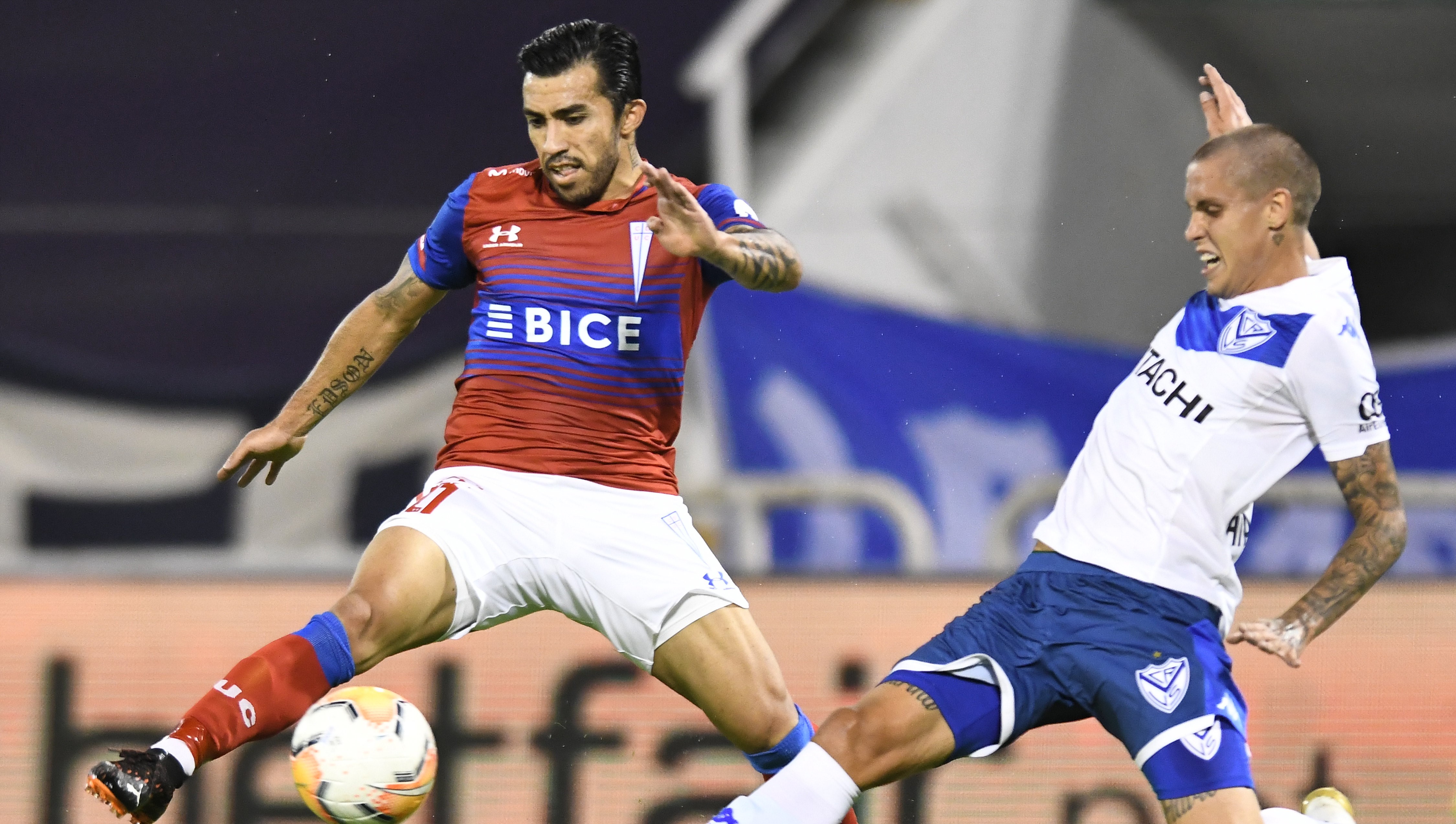 Universidad Católica recibe a Vélez con la misión de pasar a semifinales de la Sudamericana