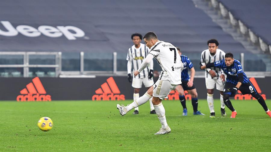 Cristiano Ronaldo falló un penal en un empate entre Juventus y Atalanta con dos golazos