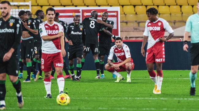 Guillermo Maripán volvió a la titularidad en dura caída de AS Monaco ante Lens