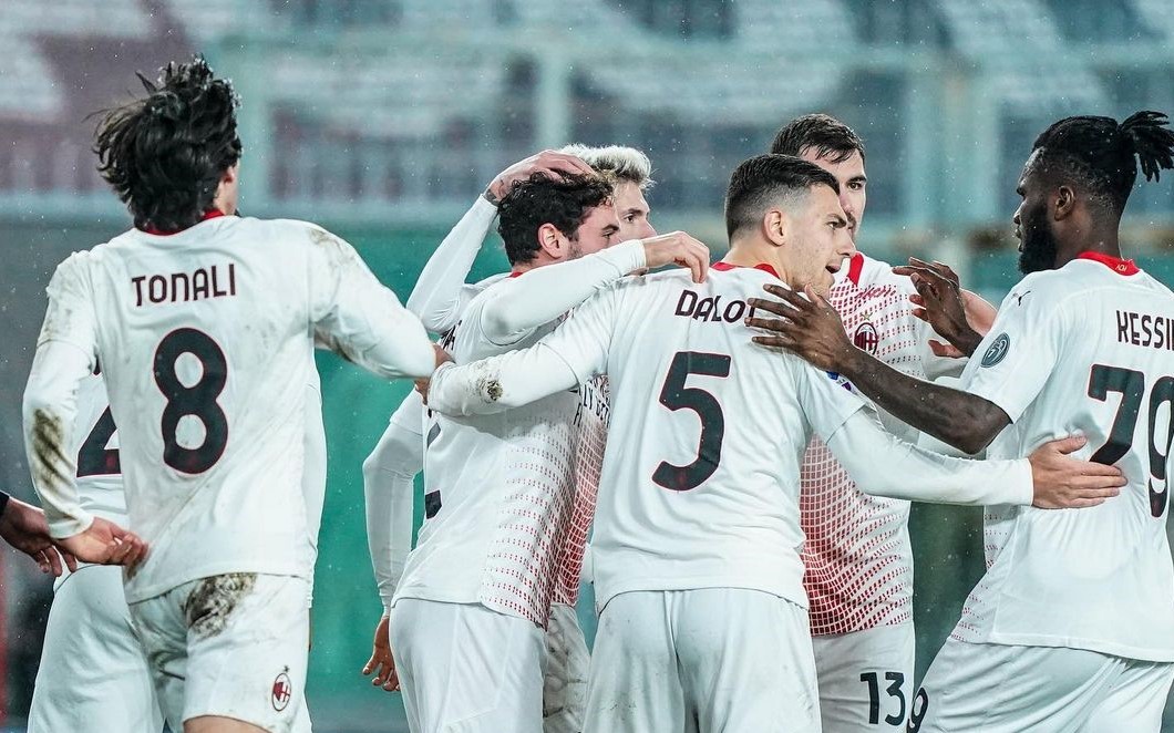 AC Milan mantuvo su invicto y liderato en la Serie A tras sufrido empate con Genoa