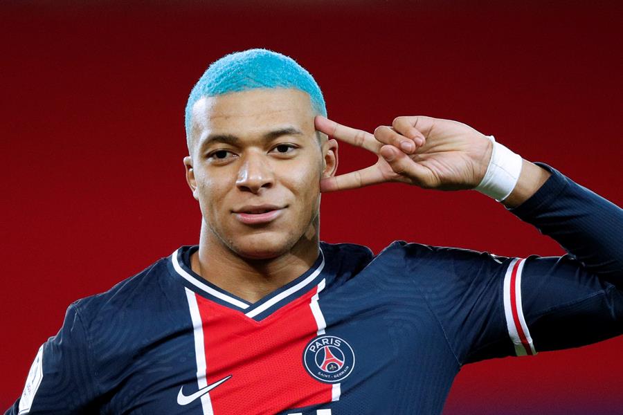 Kylian Mbappe acaparó las miradas con su estrafalario look en triunfo de PSG