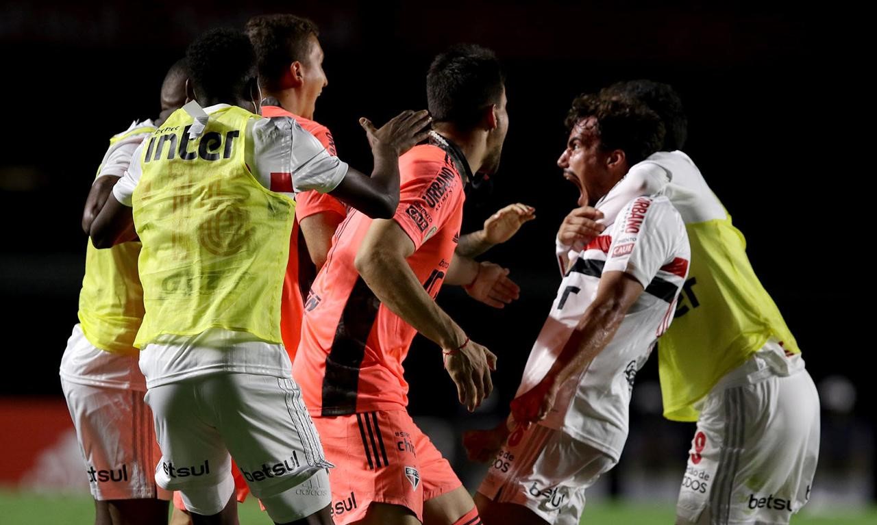 Sao Paulo doblegó a Atlético Mineiro de Eduardo Vargas y se escapó en la cima del Brasileirao