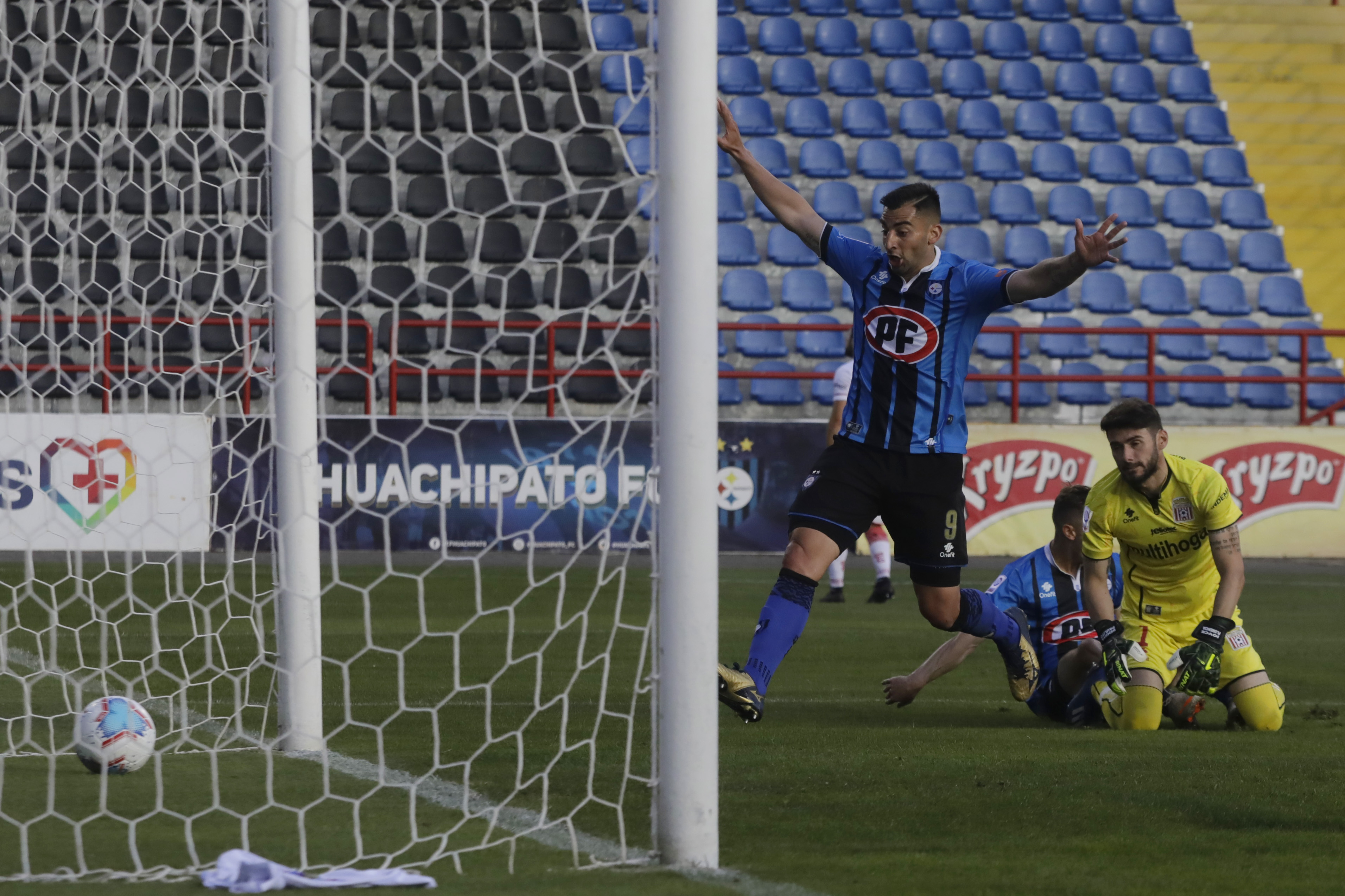 Huachipato aprovechó un error de Paulo Garcés y venció a Curicó Unido en el CAP