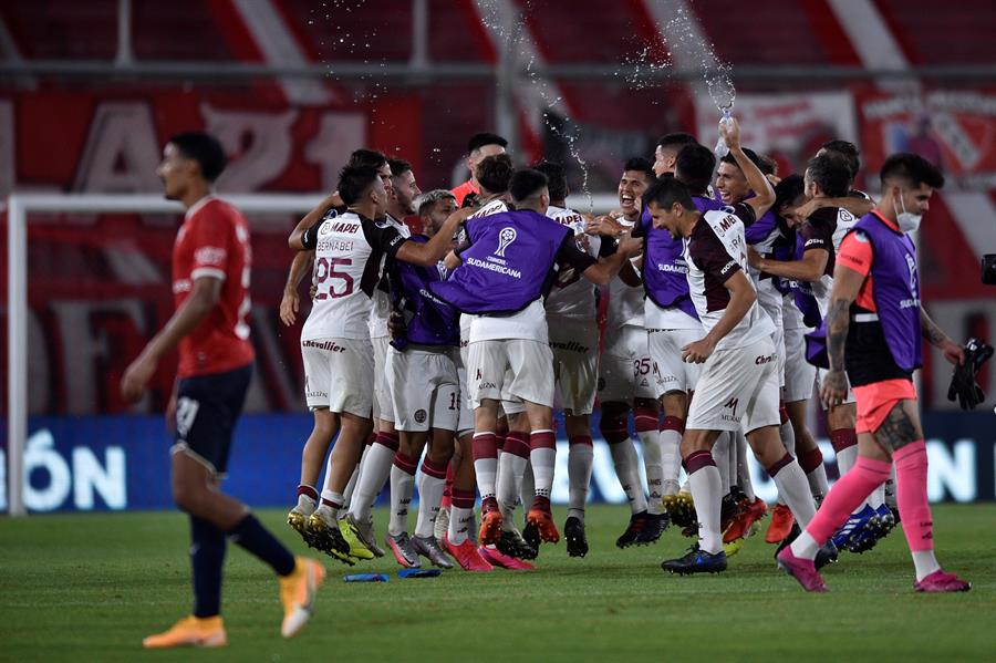 Lanús festejó en Avellaneda tras eliminar a Independiente en los cuartos de final